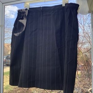 Plus size 24W gray stripe skirt